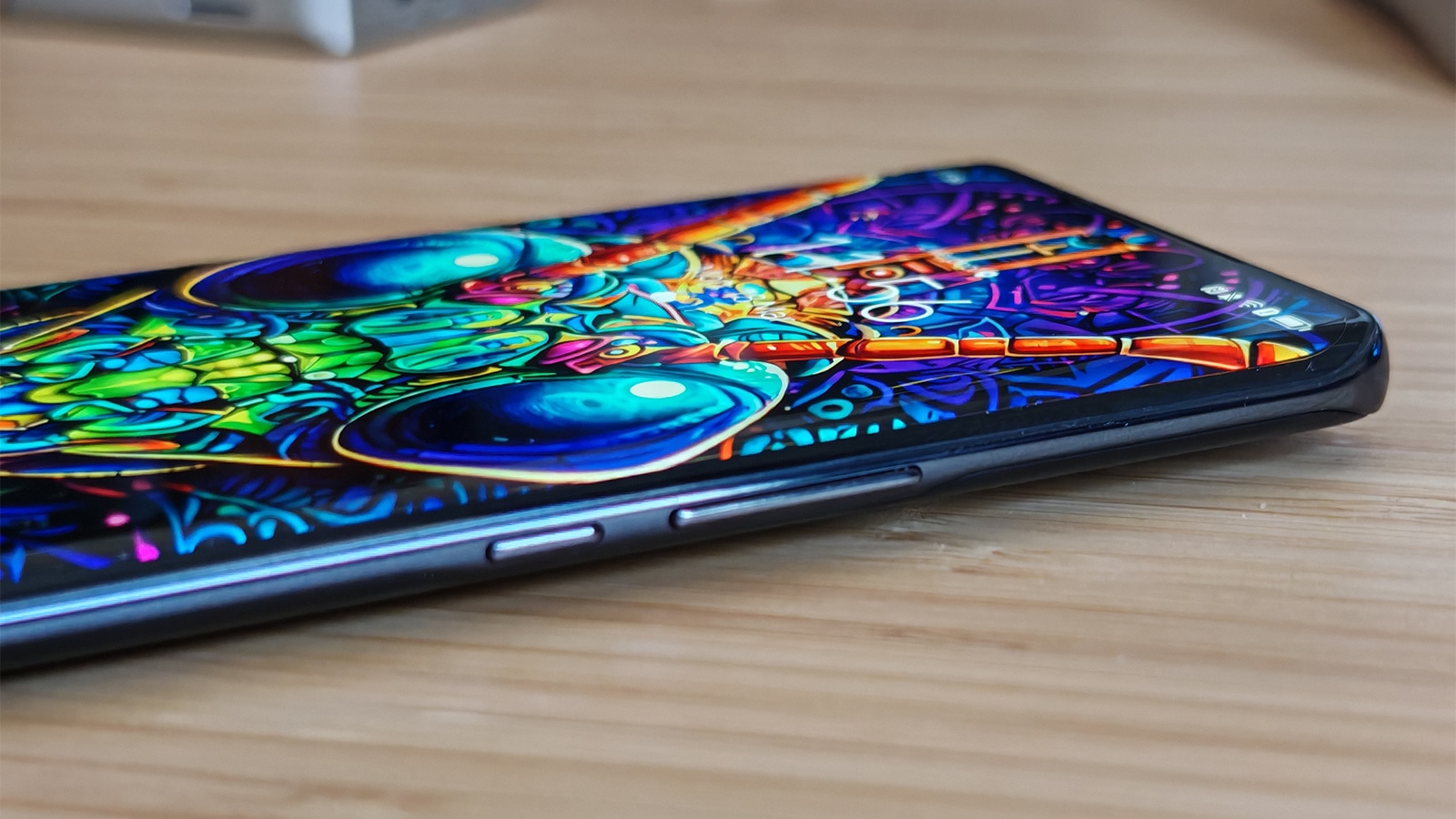 รีวิว: Honor magic6 lite - ตัวเลือกระดับกลางที่ยอดเยี่ยม Honor magic6 lite laying on its side showing side buttons