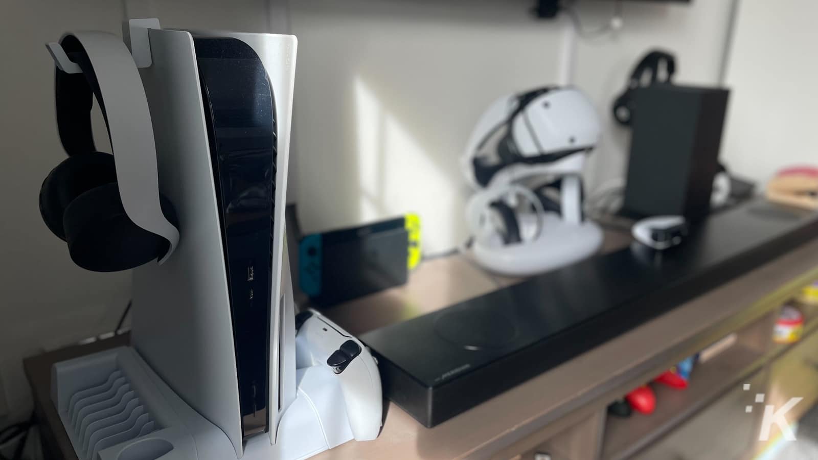 jak zapobiec przegrzaniu PS5 Ps5 console on stand with lots of room for airflow