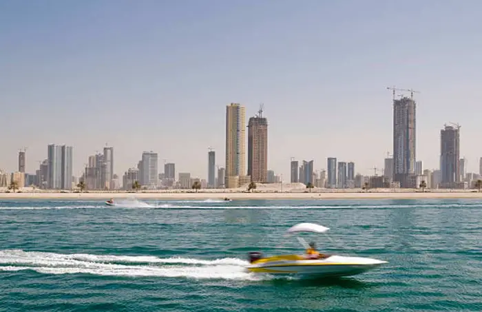 Dubai'de jet ski keşfederek macera dalgalarına binmek
