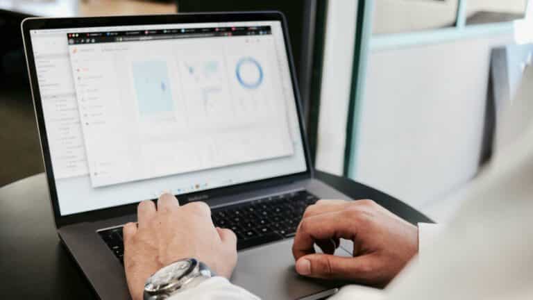 la raccolta dei dati sfrutta le informazioni per il successo aziendale Person on laptop using data collection services