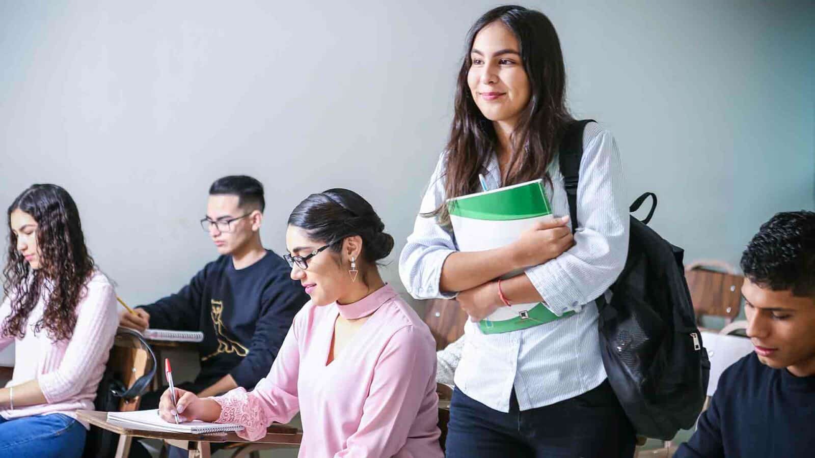 ai humanizer 评论:将人工智能文本人性化为 100% 人类评分内容的最佳工具 Students in class