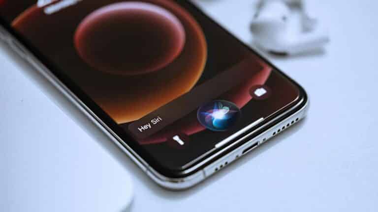 为全球品牌提供人工智能策略的语音搜索优化 Siri on iphone voice search