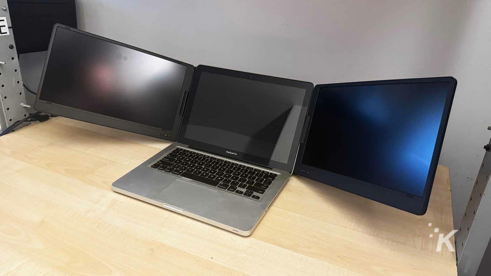 tingkatkan produktivitas dengan perluasan tiga layar laptop qqh Qqh monitor folded up showing the back alloy stand