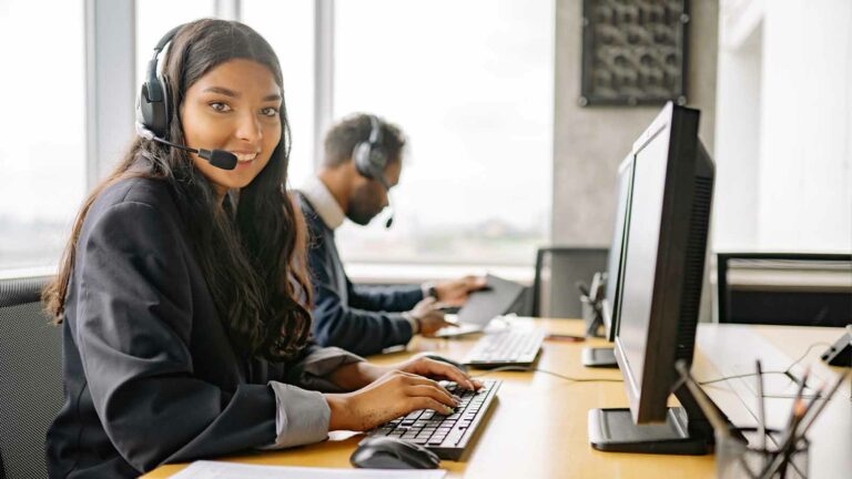 Strategia serviciilor post-vânzare: un ghid cuprinzător Customer service representives