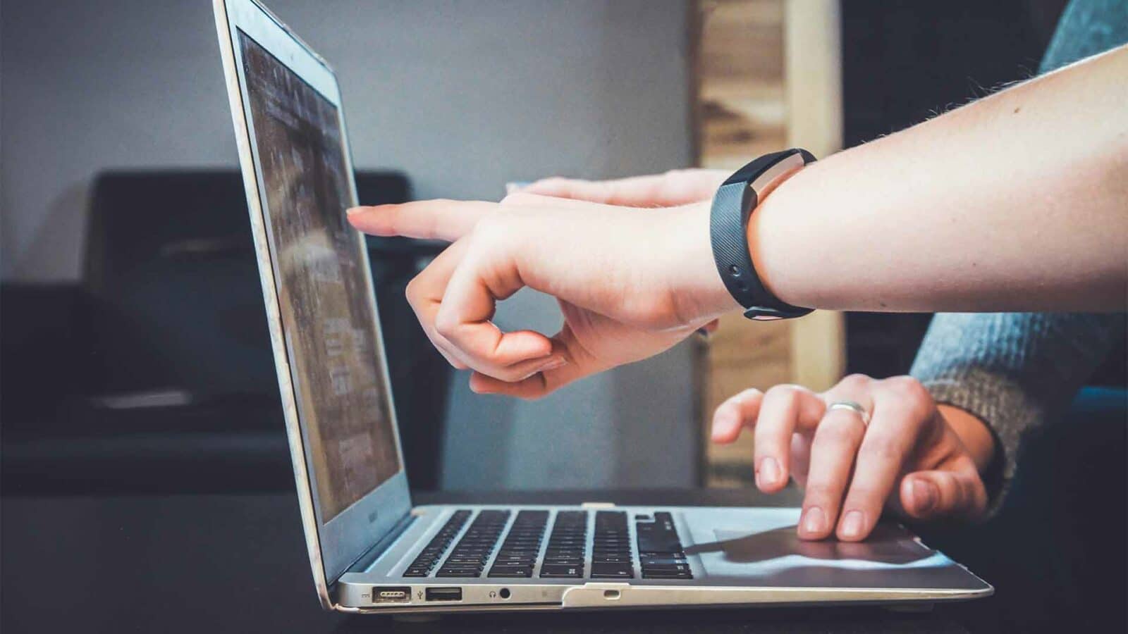 kebangkitan industri pengembangan perangkat lunak Meksiko Laptop hand