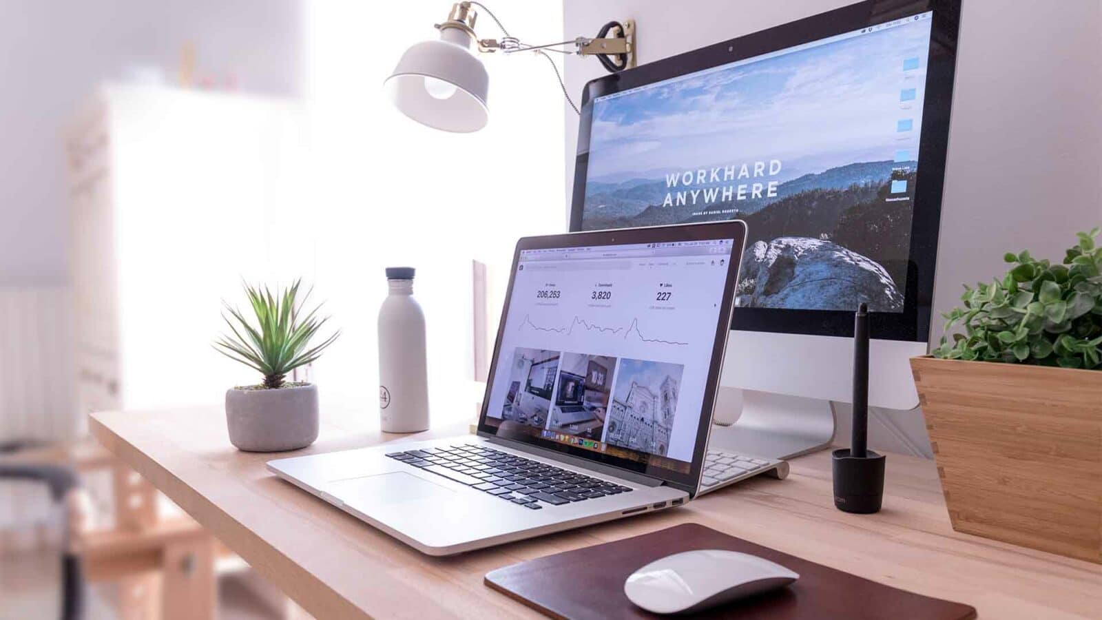 kebangkitan industri pengembangan perangkat lunak Meksiko Remote work on laptop and extra monitor
