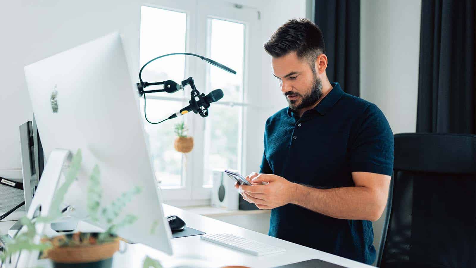 Personne devant un influenceur informatique