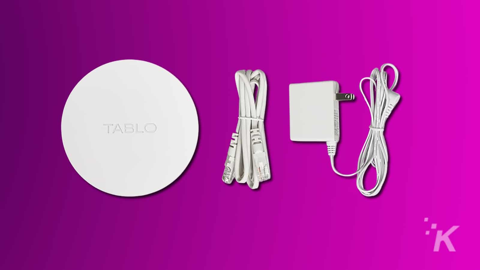 Dispositivo Tablo com cabos de alimentação e Ethernet em roxo.