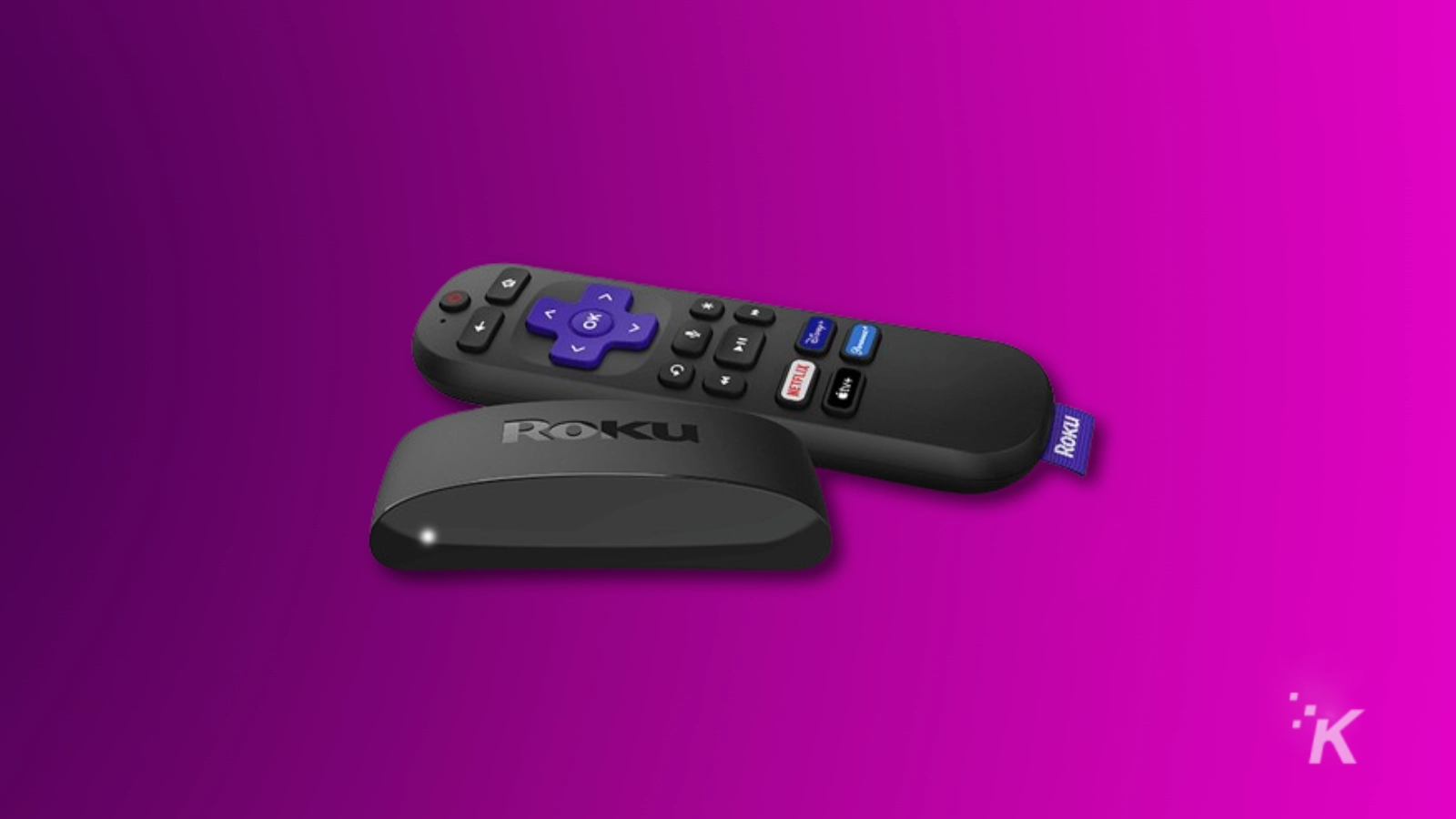 Roku-Streaming-Stick und Fernbedienung auf violettem Hintergrund.