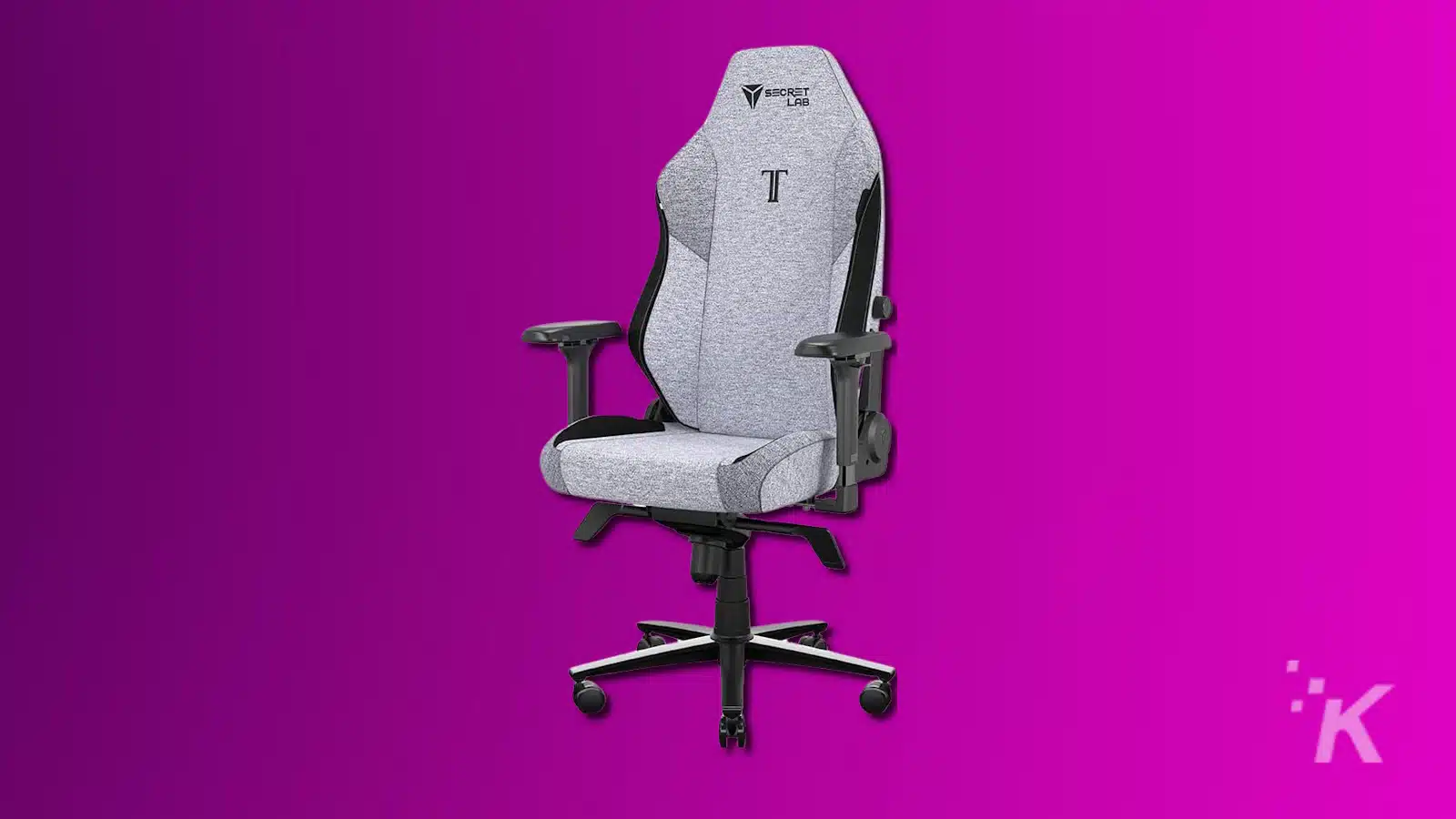 Silla gaming ergonómica gris sobre fondo morado.