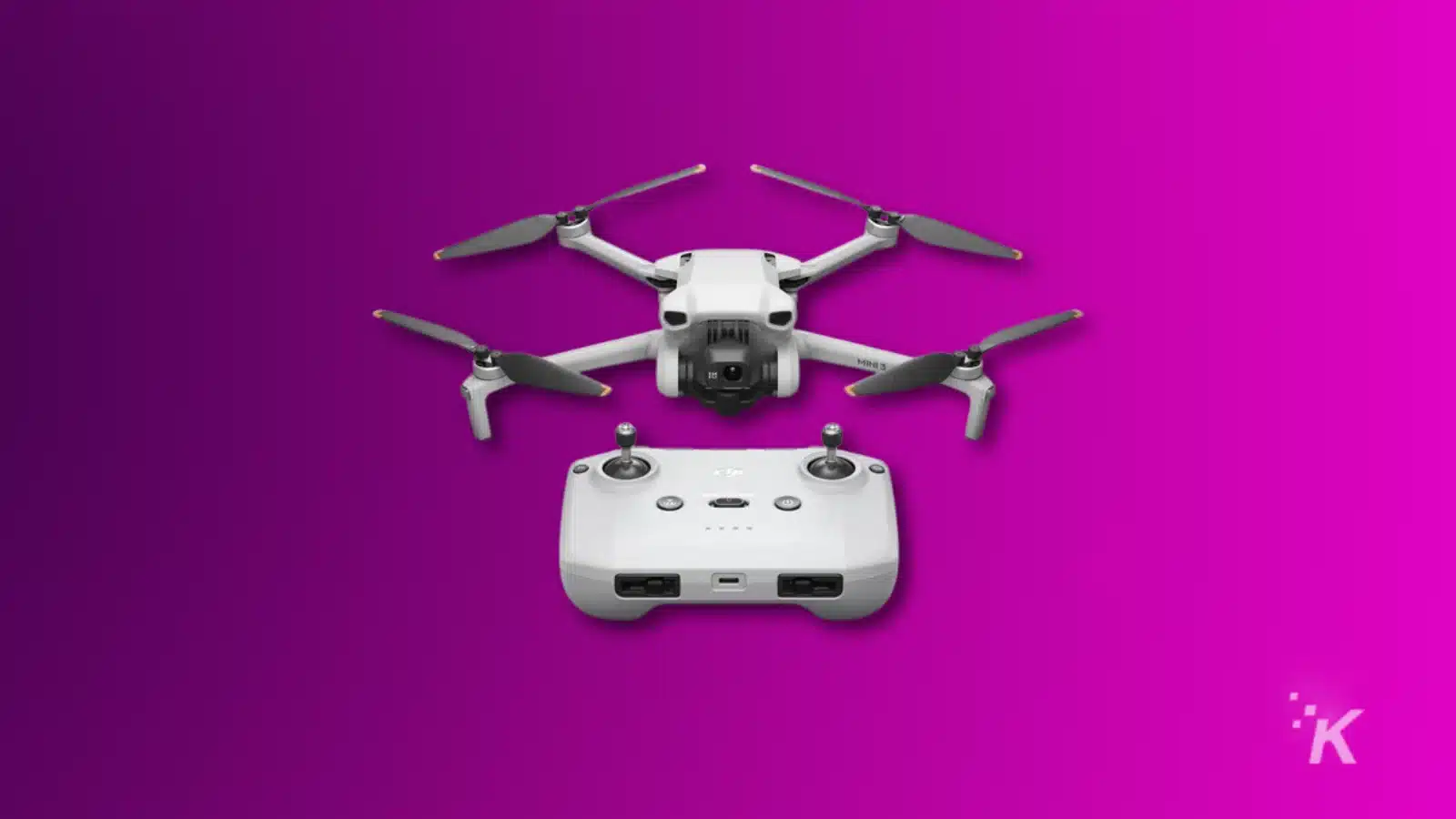 عرض لطائرة DJI Mini 3 بدون طيار ووحدة تحكم على خلفية أرجوانية