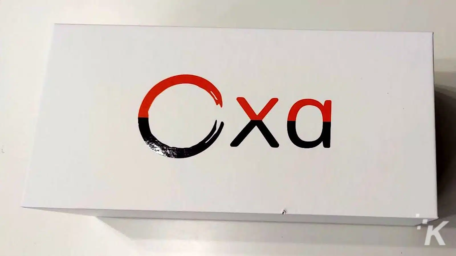 검정색과 빨간색으로 문자 'Cxa'가 있는 로고.