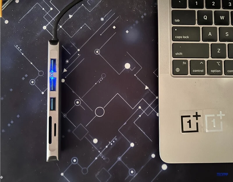 image showing usb hub connected to macbook