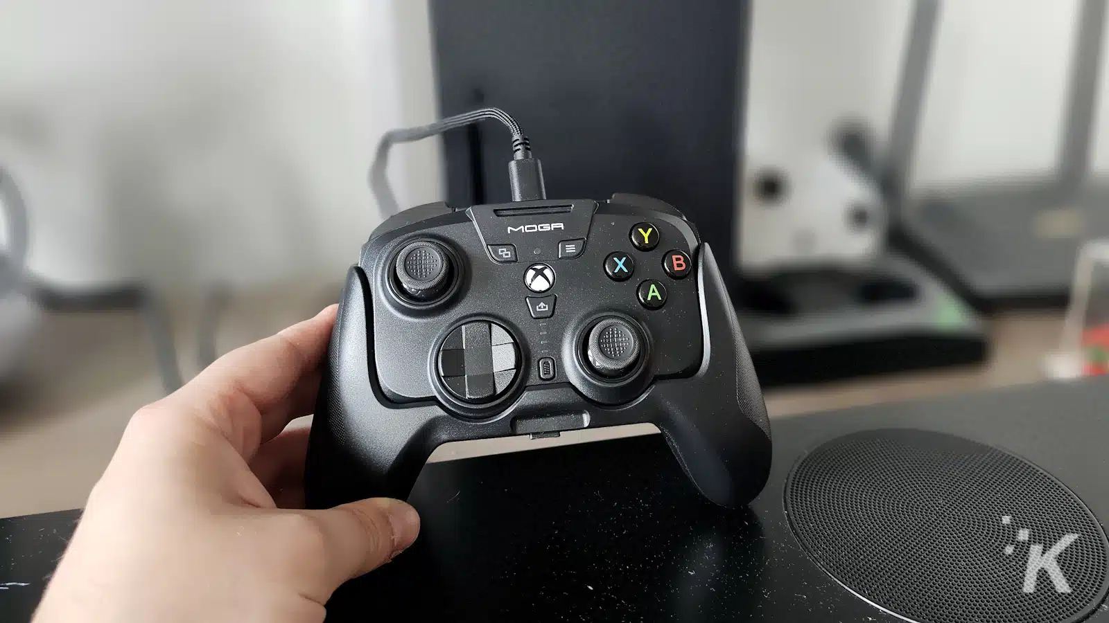 Mână ținând un controler MOGA Xbox în interior.