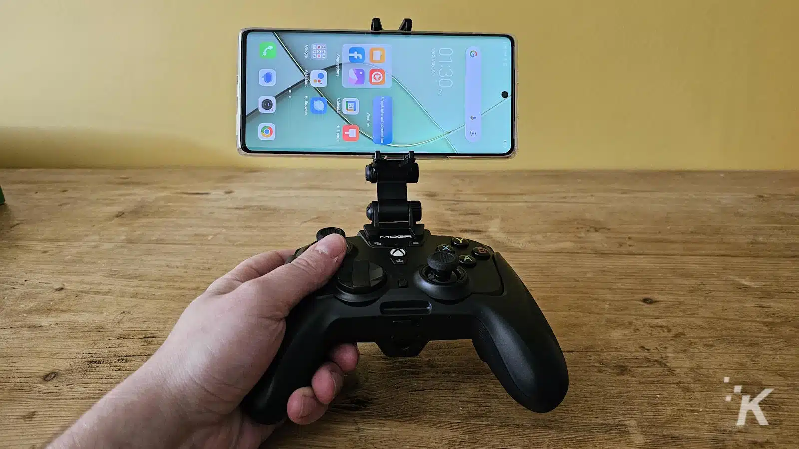 Smartphone montat pe controler de joc pentru jocuri pe mobil.