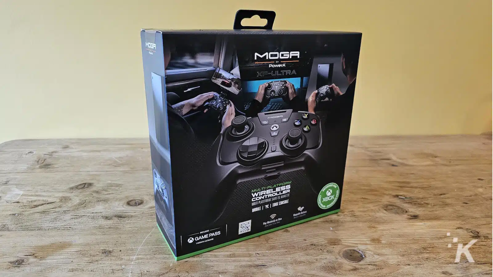 Ambalajul controlerului de joc MOGA XP-Ultra Wireless pe masă.