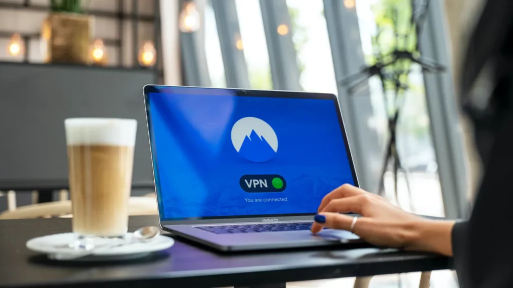 在笔记本电脑上打字的人。 VPN 显示在屏幕上。
