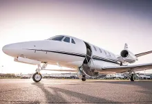De ce jeturi private peste zboruri charter