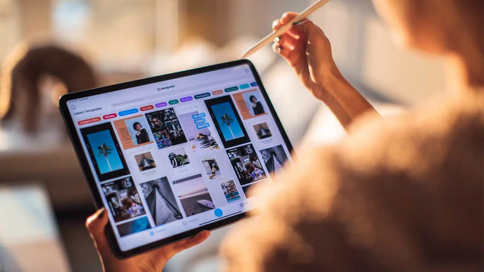 Una persona utiliza una computadora portátil, una tableta, un teléfono móvil y otros dispositivos multimedia para comunicarse con un dispositivo de comunicaciones portátil en el interior.