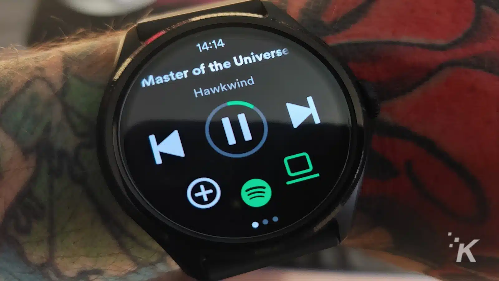 曲「Master of the Universe」を表示するスマートウォッチ。