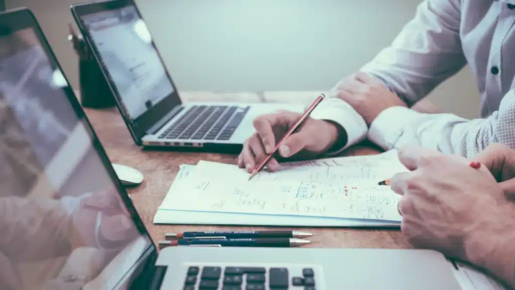 gestion intégrée des risques formulaires Web ordinateurs portables sur table avec les mains d'un homme