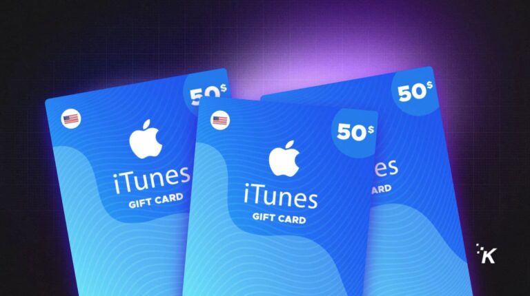 Tres tarjetas de regalo de iTunes por valor de $50 cada una.