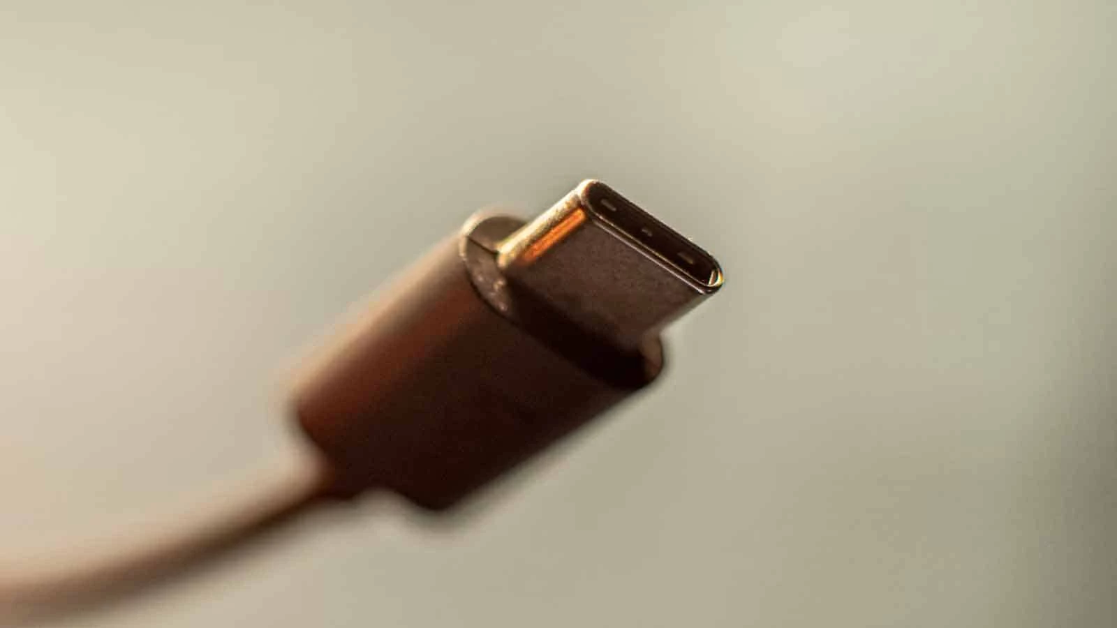 câble USB-C en l'air