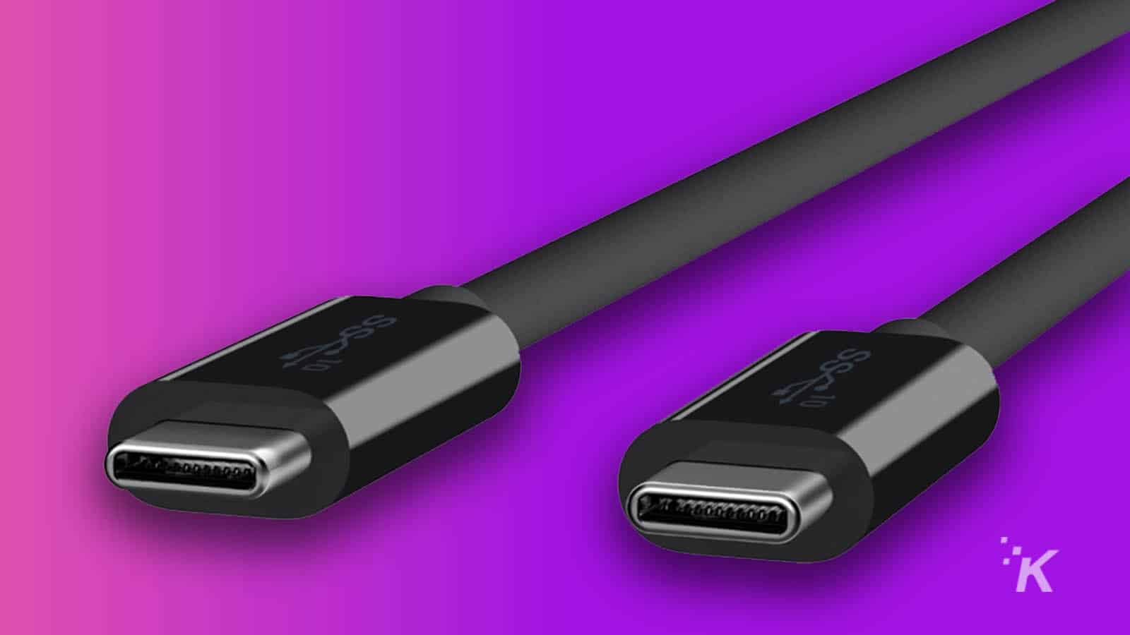 câbles USB-C sur fond violet