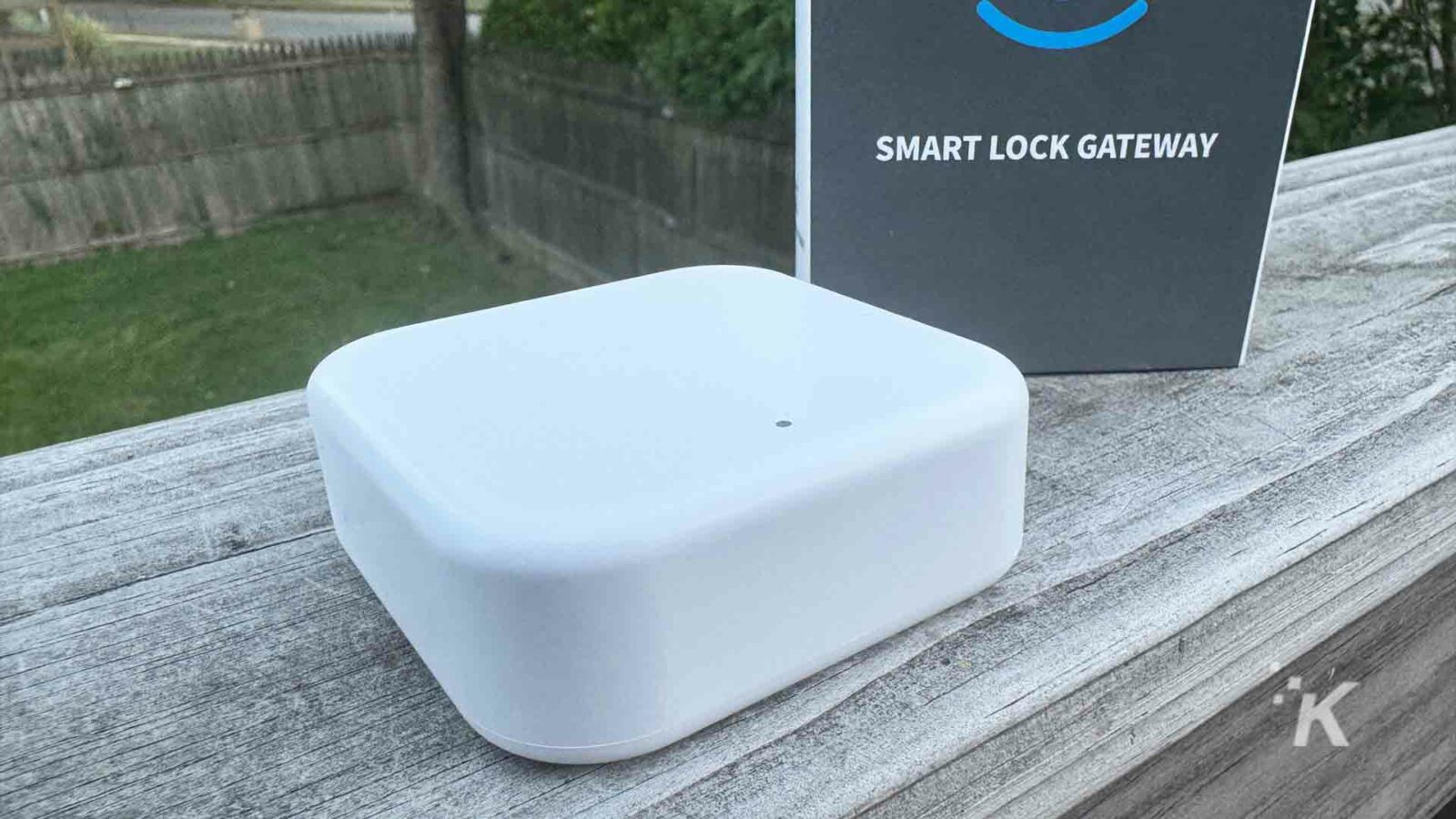 Urządzenie Smart Lock Gateway, na zewnątrz na drewnianym pokładzie