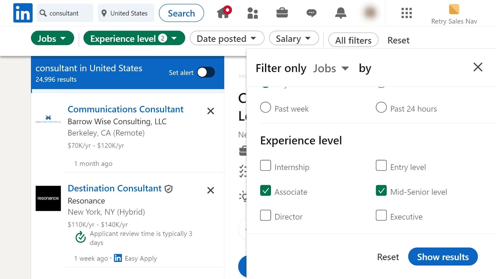 Page de recherche d'emploi de LinkedIn, affichant des filtres réglables à gauche et une liste des titres de poste et des détails à droite.