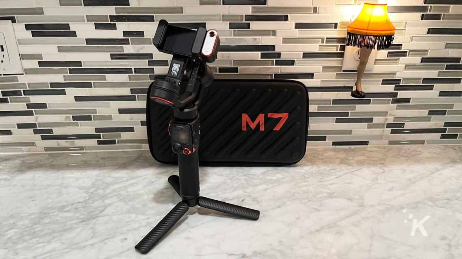 Estabilizador de cámara y estuche M7 en el mostrador