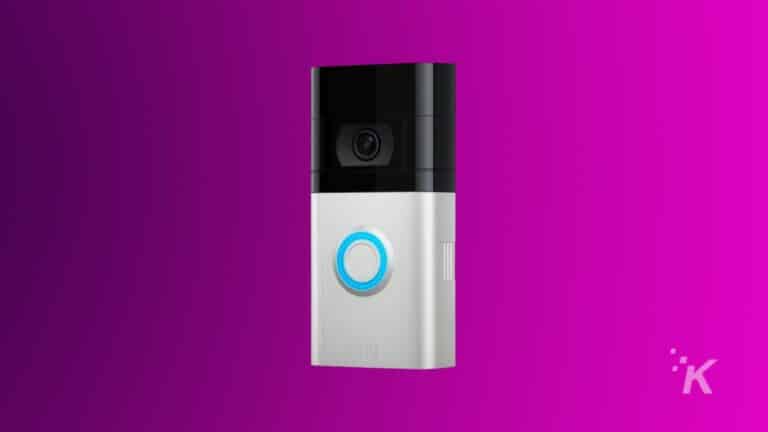 Ring Video Doorbell 4 su sfondo viola