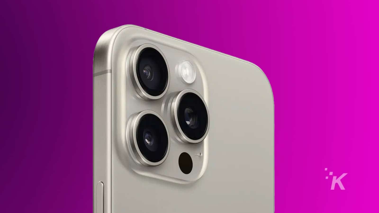 Primo piano del sistema a tripla fotocamera di uno smartphone moderno su un supporto argentato, con uno sfondo viola.
