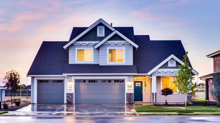 una casa blu dalla vista della strada principale