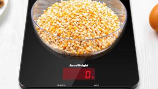Un ensemble de balances alimentaires numériques AccuWeight mesurant les aliments