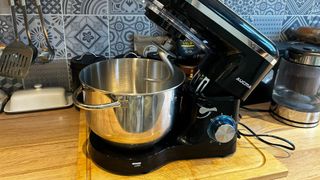 Un batteur sur socle Aucma sur un plan de travail de cuisine
