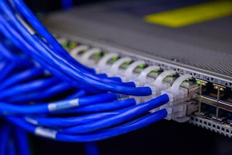 Cavi di rete collegati a un server