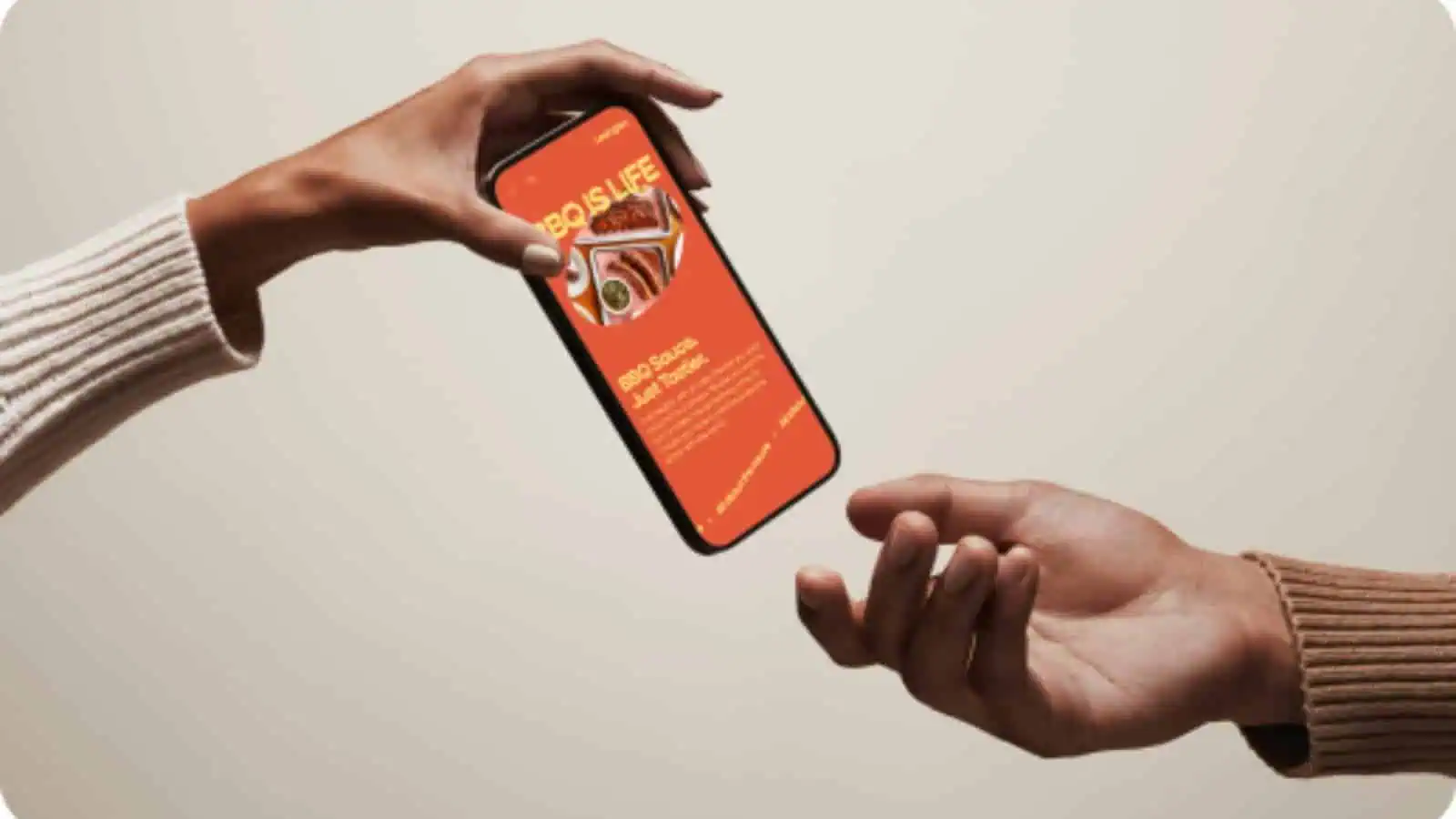 Tangan Bertukar Telepon dengan Layar Acara BBQ