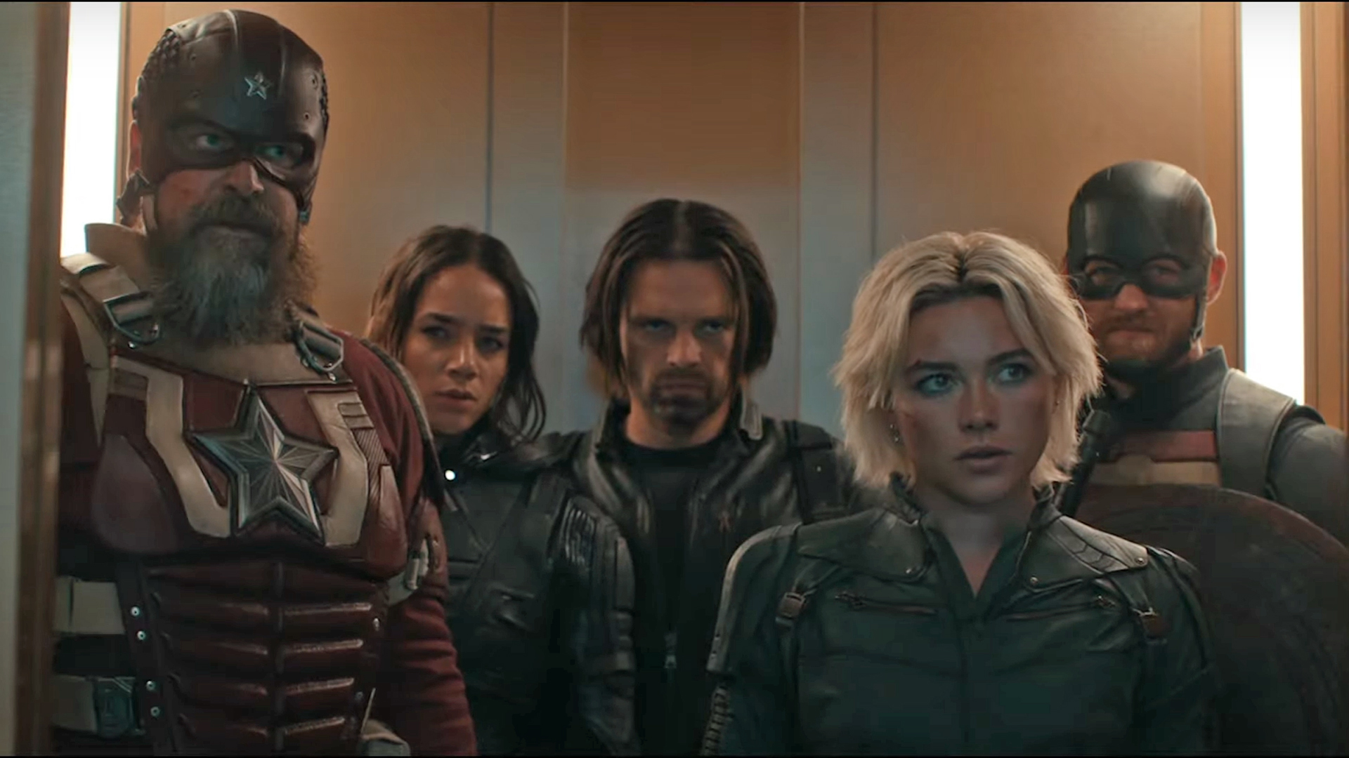 Red Guardian, Ghost, Bucky Barnes, Yelena Belova, dan Agen AS berdiri di lift dalam film Marvel's Thunderbolts
