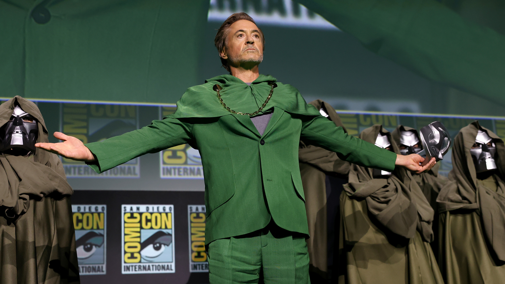 Robert Downey Jr mengungkapkan dirinya sebagai Dokter Doom kepada kerumunan yang senang di San Diego Comic-Con 2024