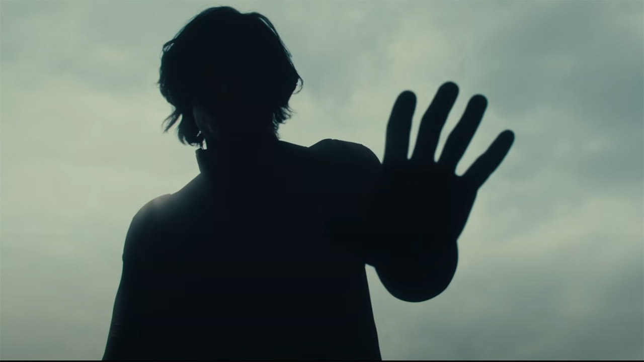 Kekosongan mengangkat tangan kirinya saat mengambang di langit di film Marvel's Thunderbolts*