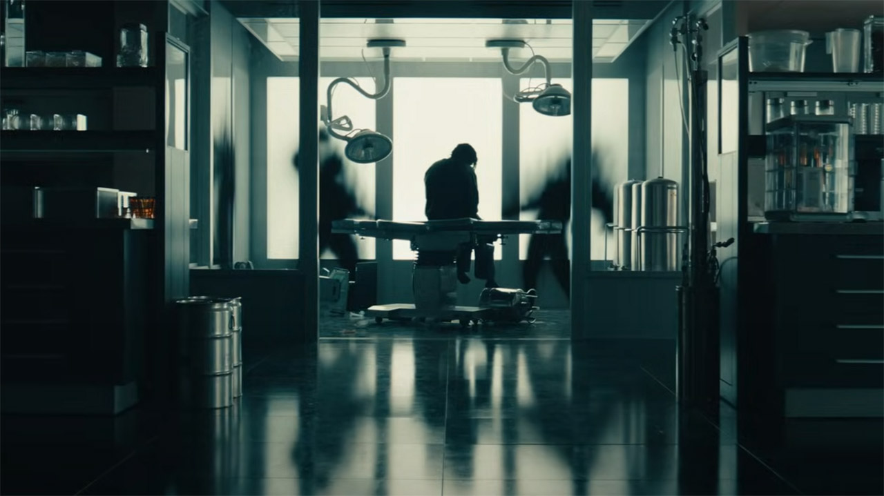 Bob Reynolds duduk di tempat tidur medis di sebelah dua orang berubah menjadi bayangan di film Marvel's Thunderbolts*