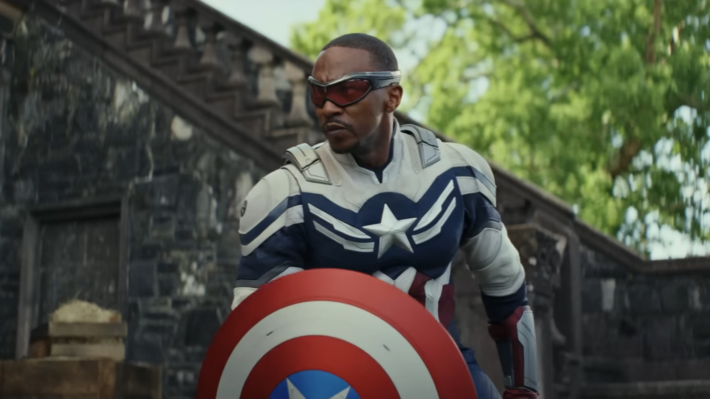 Sam Wilson dari Anthony Mackie berdiri di halaman kompleks di Captain America: Brave New World