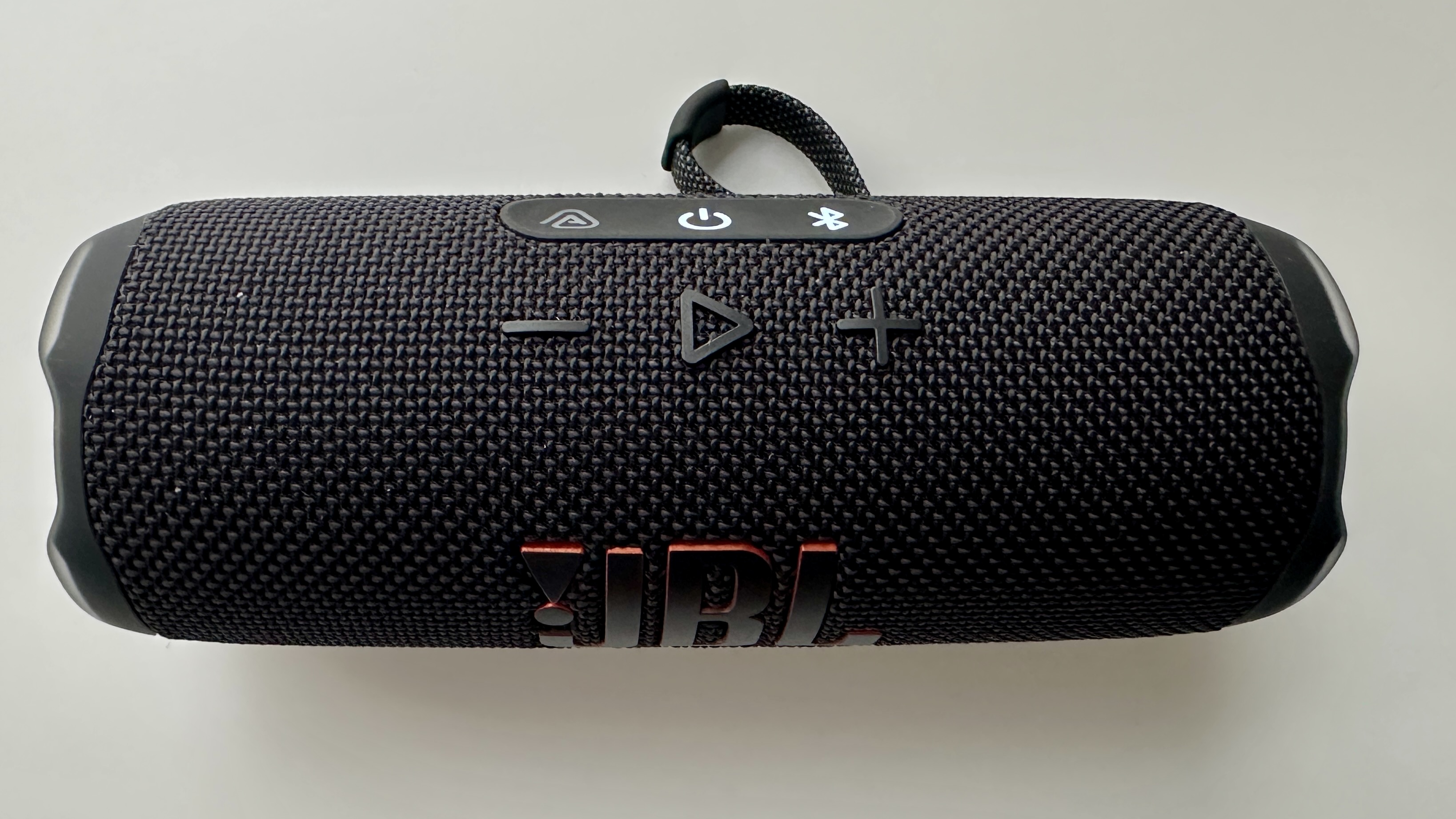JBL FLIP 7 Altavoz Bluetooth portátil en una superficie blanca