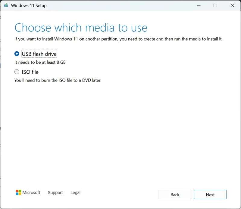 usb flash drive on windows 11 setup page