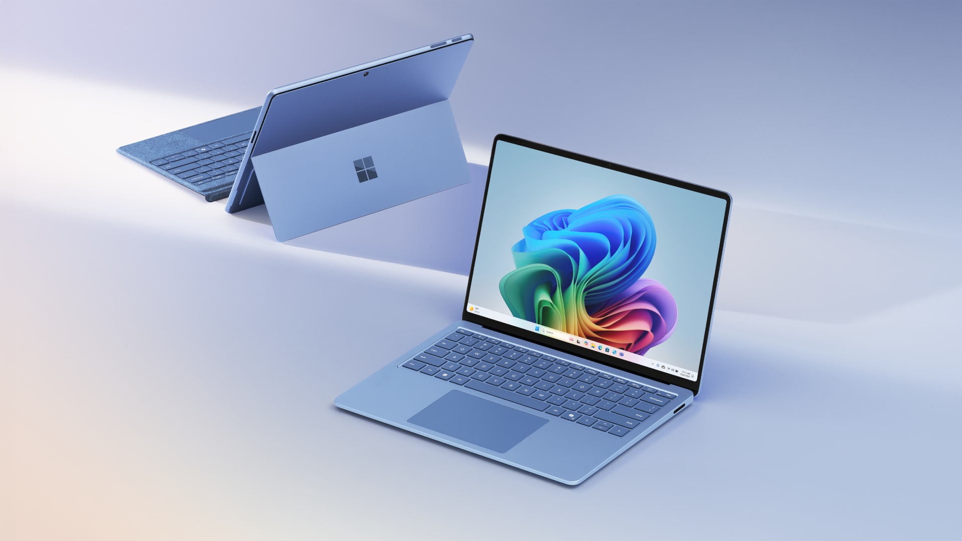 桌子上的Microsoft表面笔记本电脑和表面Pro设备。
