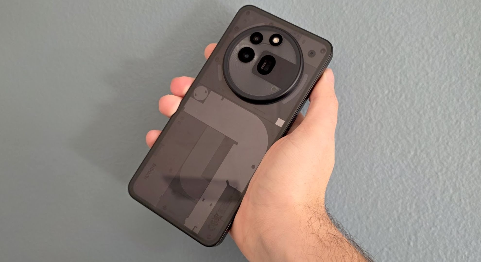 Telepon Nothing (3A) Pro dipegang di tangan