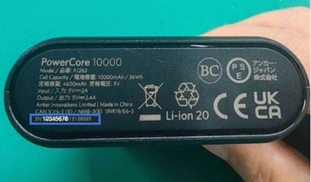 Basis pada baterai Anker Powercore 10000 yang menunjukkan nomor model