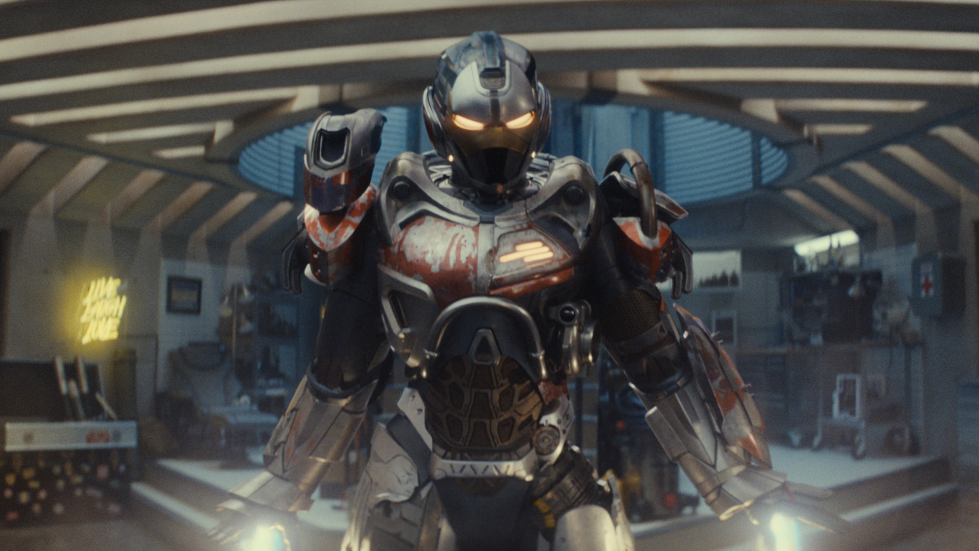 ريري ويليامز ترفع بدلتها المدرعة في مستودع جو تحت الأرض في Ironheart