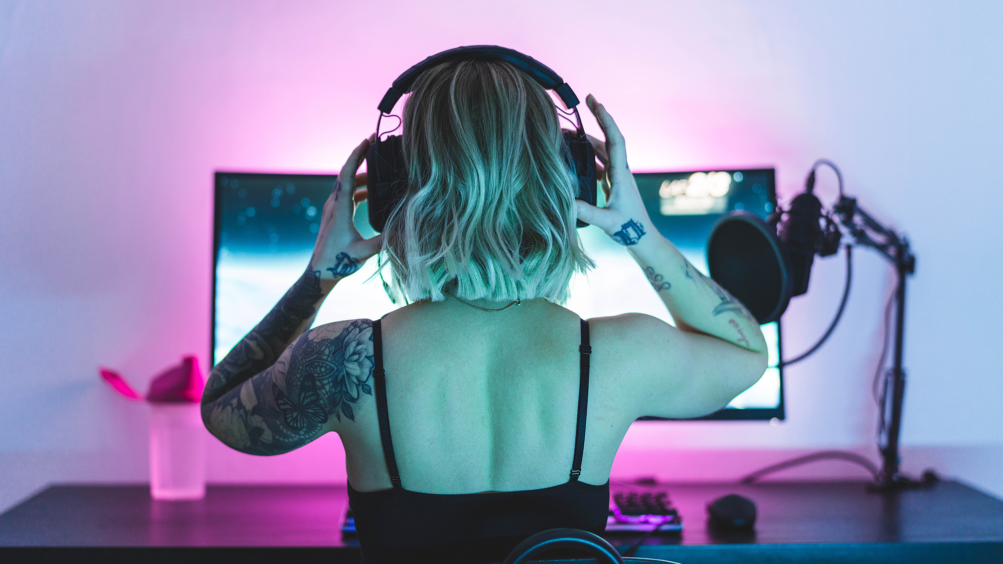 I giocatori mettono le cuffie e si preparano allo streaming